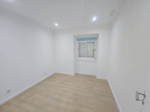 
Apartamento T2 junto ao Parque Central, totalmente remodelado, com Cozinha equipada a 6 minutos a pé da Estação de Comboios da Amadora, excelente oportunidade.