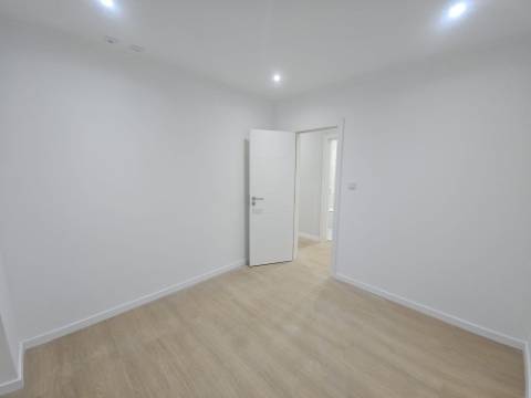 
Apartamento T2 junto ao Parque Central, totalmente remodelado, com Cozinha equipada a 6 minutos a pé da Estação de Comboios da Amadora, excelente oportunidade.