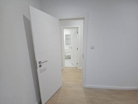 
Apartamento T2 junto ao Parque Central, totalmente remodelado, com Cozinha equipada a 6 minutos a pé da Estação de Comboios da Amadora, excelente oportunidade.