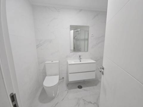 
Apartamento T2 junto ao Parque Central, totalmente remodelado, com Cozinha equipada a 6 minutos a pé da Estação de Comboios da Amadora, excelente oportunidade.