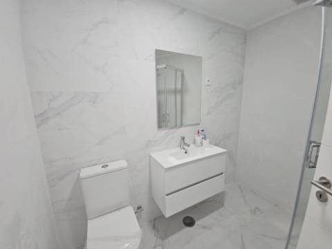 
Apartamento T2 junto ao Parque Central, totalmente remodelado, com Cozinha equipada a 6 minutos a pé da Estação de Comboios da Amadora, excelente oportunidade.