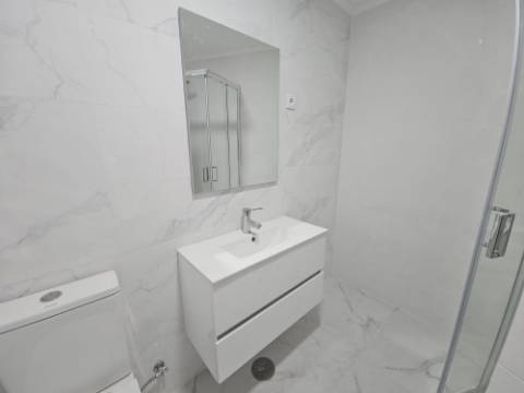 
Apartamento T2 junto ao Parque Central, totalmente remodelado, com Cozinha equipada a 6 minutos a pé da Estação de Comboios da Amadora, excelente oportunidade.