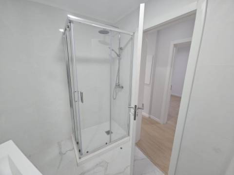 
Apartamento T2 junto ao Parque Central, totalmente remodelado, com Cozinha equipada a 6 minutos a pé da Estação de Comboios da Amadora, excelente oportunidade.