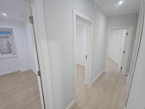 
Apartamento T2 junto ao Parque Central, totalmente remodelado, com Cozinha equipada a 6 minutos a pé da Estação de Comboios da Amadora, excelente oportunidade.