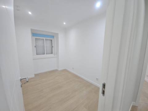 
Apartamento T2 junto ao Parque Central, totalmente remodelado, com Cozinha equipada a 6 minutos a pé da Estação de Comboios da Amadora, excelente oportunidade.