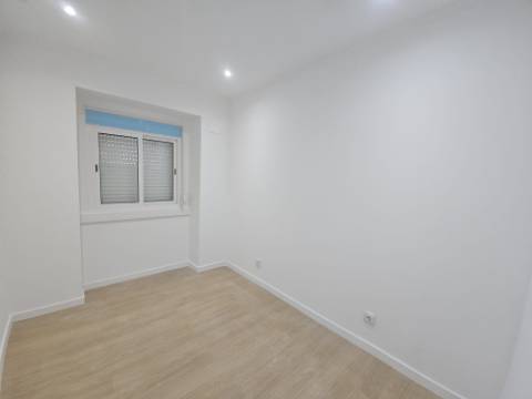 
Apartamento T2 junto ao Parque Central, totalmente remodelado, com Cozinha equipada a 6 minutos a pé da Estação de Comboios da Amadora, excelente oportunidade.