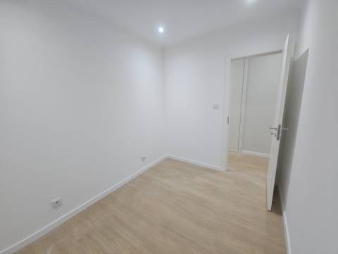 
Apartamento T2 junto ao Parque Central, totalmente remodelado, com Cozinha equipada a 6 minutos a pé da Estação de Comboios da Amadora, excelente oportunidade.