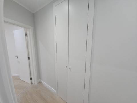 
Apartamento T2 junto ao Parque Central, totalmente remodelado, com Cozinha equipada a 6 minutos a pé da Estação de Comboios da Amadora, excelente oportunidade.