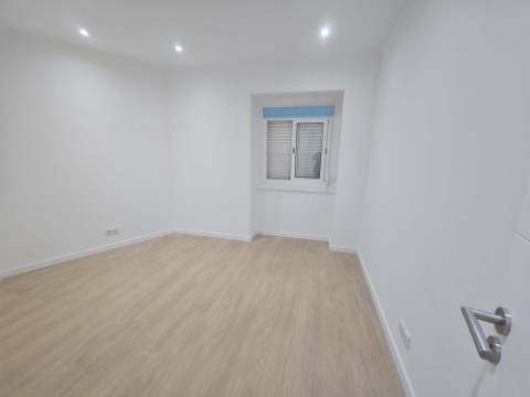 
Apartamento T2 junto ao Parque Central, totalmente remodelado, com Cozinha equipada a 6 minutos a pé da Estação de Comboios da Amadora, excelente oportunidade.