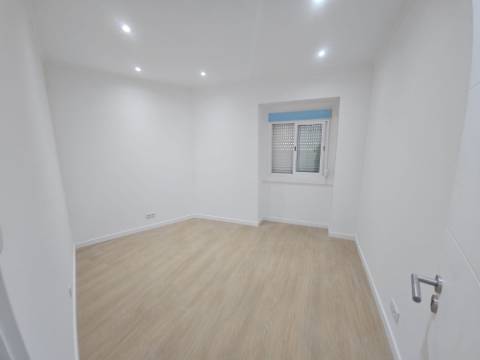 
Apartamento T2 junto ao Parque Central, totalmente remodelado, com Cozinha equipada a 6 minutos a pé da Estação de Comboios da Amadora, excelente oportunidade.