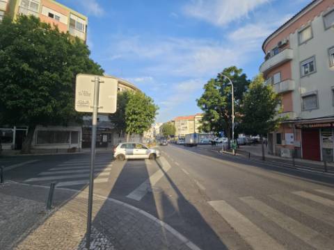 
Apartamento T2 junto ao Parque Central, totalmente remodelado, com Cozinha equipada a 6 minutos a pé da Estação de Comboios da Amadora, excelente oportunidade.