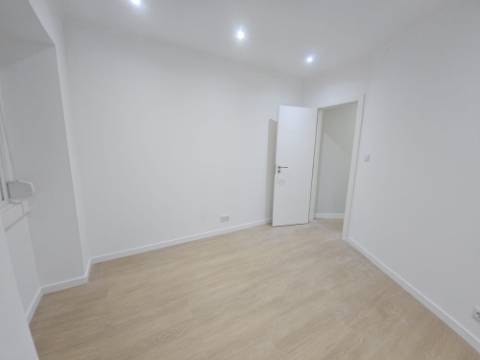 
Apartamento T2 junto ao Parque Central, totalmente remodelado, com Cozinha equipada a 6 minutos a pé da Estação de Comboios da Amadora, excelente oportunidade.