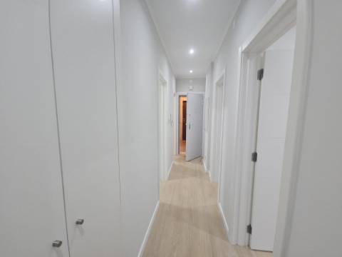 
Apartamento T2 junto ao Parque Central, totalmente remodelado, com Cozinha equipada a 6 minutos a pé da Estação de Comboios da Amadora, excelente oportunidade.