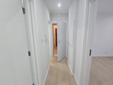
Apartamento T2 junto ao Parque Central, totalmente remodelado, com Cozinha equipada a 6 minutos a pé da Estação de Comboios da Amadora, excelente oportunidade.