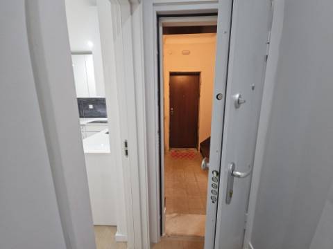 
Apartamento T2 junto ao Parque Central, totalmente remodelado, com Cozinha equipada a 6 minutos a pé da Estação de Comboios da Amadora, excelente oportunidade.
