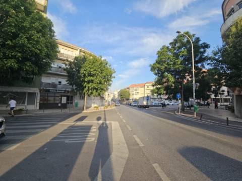 
Apartamento T2 junto ao Parque Central, totalmente remodelado, com Cozinha equipada a 6 minutos a pé da Estação de Comboios da Amadora, excelente oportunidade.