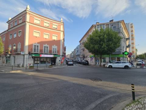 
Apartamento T2 junto ao Parque Central, totalmente remodelado, com Cozinha equipada a 6 minutos a pé da Estação de Comboios da Amadora, excelente oportunidade.