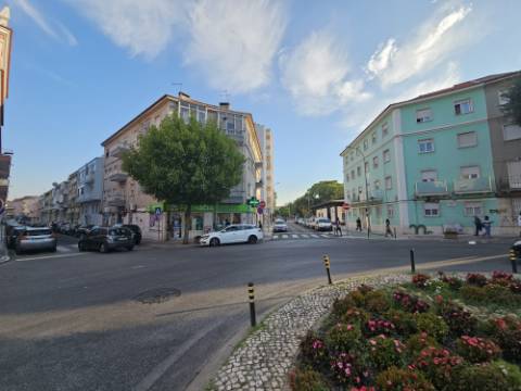 
Apartamento T2 junto ao Parque Central, totalmente remodelado, com Cozinha equipada a 6 minutos a pé da Estação de Comboios da Amadora, excelente oportunidade.