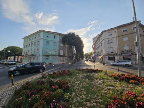 
Apartamento T2 junto ao Parque Central, totalmente remodelado, com Cozinha equipada a 6 minutos a pé da Estação de Comboios da Amadora, excelente oportunidade.