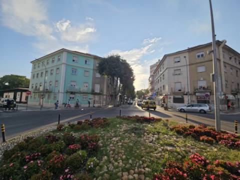 
Apartamento T2 junto ao Parque Central, totalmente remodelado, com Cozinha equipada a 6 minutos a pé da Estação de Comboios da Amadora, excelente oportunidade.