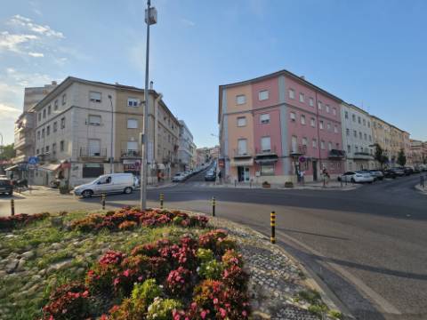 
Apartamento T2 junto ao Parque Central, totalmente remodelado, com Cozinha equipada a 6 minutos a pé da Estação de Comboios da Amadora, excelente oportunidade.