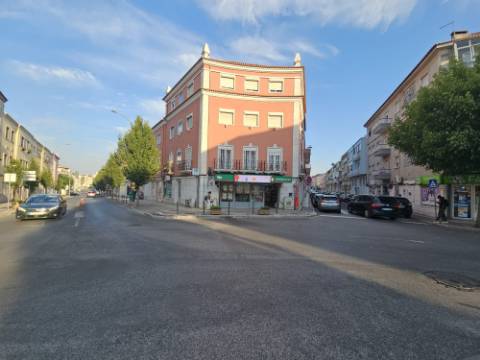 
Apartamento T2 junto ao Parque Central, totalmente remodelado, com Cozinha equipada a 6 minutos a pé da Estação de Comboios da Amadora, excelente oportunidade.