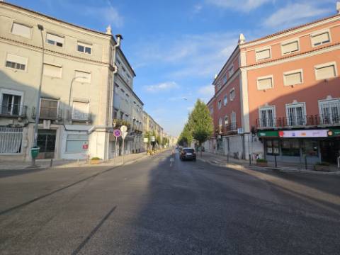 
Apartamento T2 junto ao Parque Central, totalmente remodelado, com Cozinha equipada a 6 minutos a pé da Estação de Comboios da Amadora, excelente oportunidade.