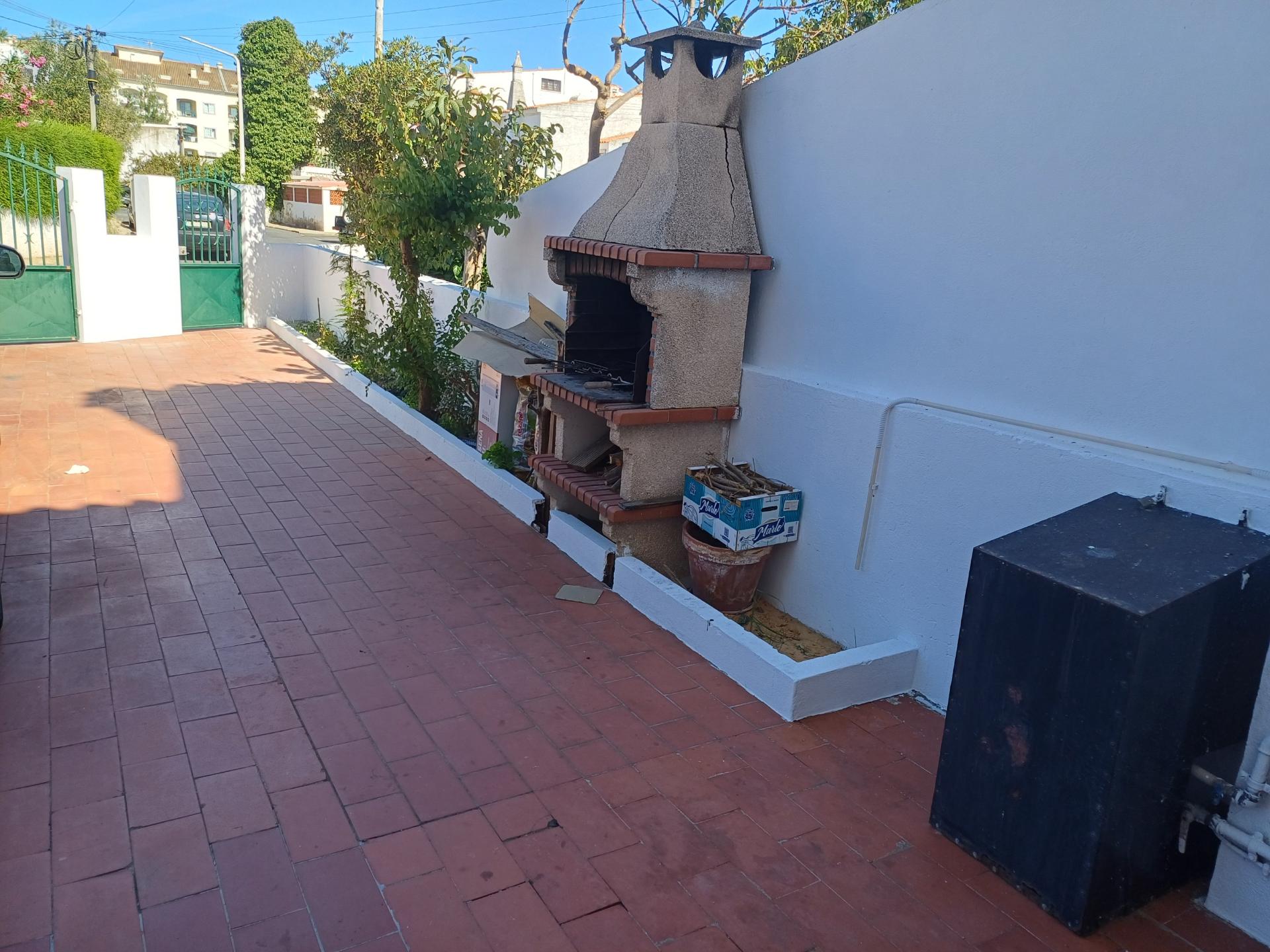 Andar de Moradia T2+1 com BBQ e quintal amplo para arrendamento Sazonal