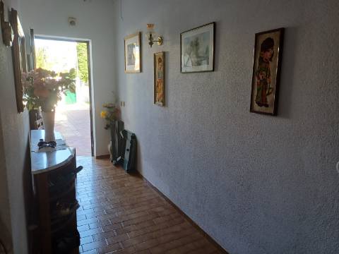 Andar de Moradia T2+1 com BBQ e quintal amplo para arrendamento Sazonal