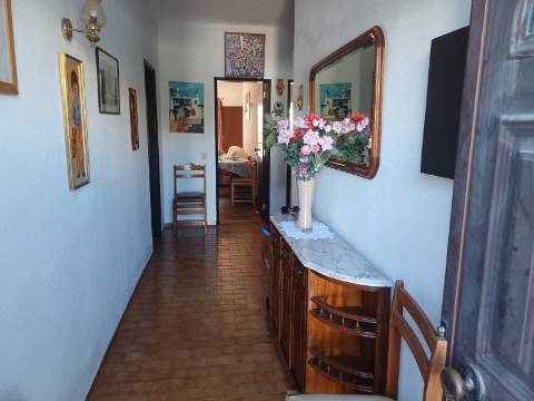 Andar de Moradia T2+1 com BBQ e quintal amplo para arrendamento Sazonal