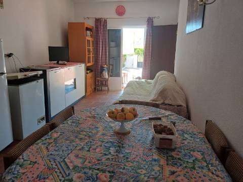 Andar de Moradia T2+1 com BBQ e quintal amplo para arrendamento Sazonal