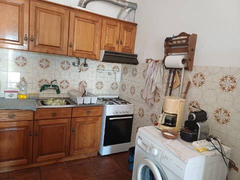 Andar de Moradia T2+1 com BBQ e quintal amplo para arrendamento Sazonal