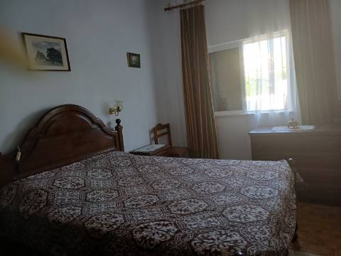 Andar de Moradia T2+1 com BBQ e quintal amplo para arrendamento Sazonal