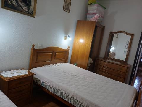 Andar de Moradia T2+1 com BBQ e quintal amplo para arrendamento Sazonal