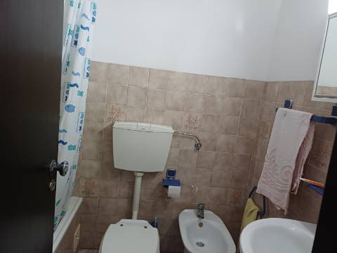 Andar de Moradia T2+1 com BBQ e quintal amplo para arrendamento Sazonal