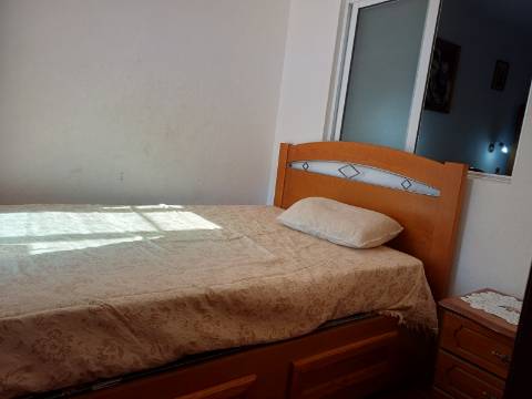 Andar de Moradia T2+1 com BBQ e quintal amplo para arrendamento Sazonal