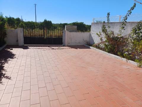Andar de Moradia T2+1 com BBQ e quintal amplo para arrendamento Sazonal
