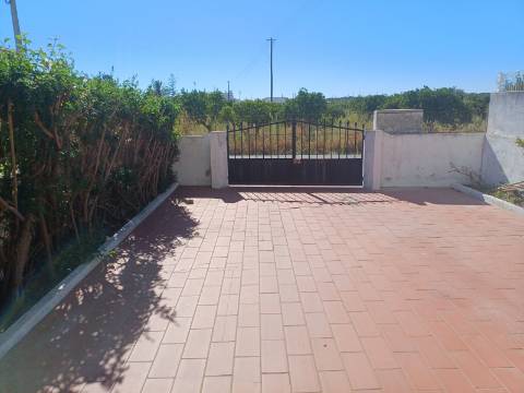 Andar de Moradia T2+1 com BBQ e quintal amplo para arrendamento Sazonal