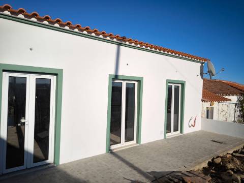 MORADIA COM DOIS QUARTOS - NOVA A ESTREAR - DUAS CASAS DE BANHO - ARRENDAMENTO ANUAL - ALCARIAS GRANDES - CASTRO MARIM - ALGARVE