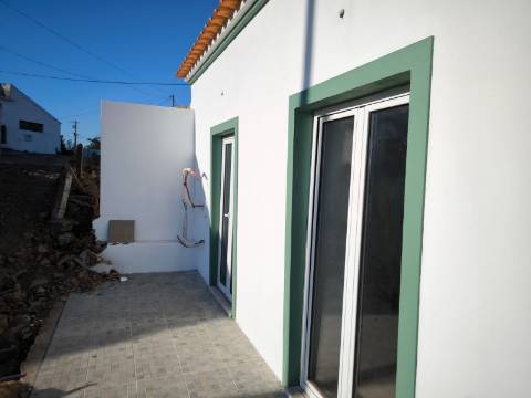 MORADIA COM DOIS QUARTOS - NOVA A ESTREAR - DUAS CASAS DE BANHO - ARRENDAMENTO ANUAL - ALCARIAS GRANDES - CASTRO MARIM - ALGARVE