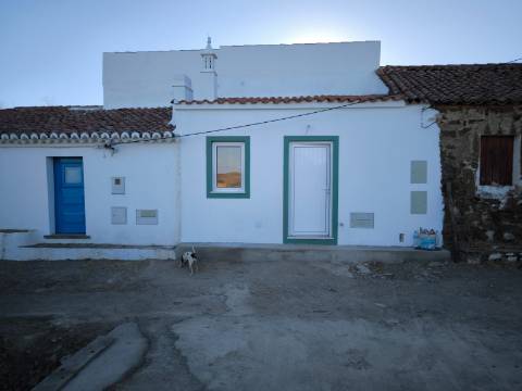 MORADIA COM DOIS QUARTOS - NOVA A ESTREAR - DUAS CASAS DE BANHO - ARRENDAMENTO ANUAL - ALCARIAS GRANDES - CASTRO MARIM - ALGARVE