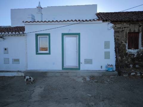 MORADIA COM DOIS QUARTOS - NOVA A ESTREAR - DUAS CASAS DE BANHO - ARRENDAMENTO ANUAL - ALCARIAS GRANDES - CASTRO MARIM - ALGARVE