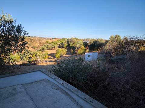 MORADIA COM DOIS QUARTOS - NOVA A ESTREAR - DUAS CASAS DE BANHO - ARRENDAMENTO ANUAL - ALCARIAS GRANDES - CASTRO MARIM - ALGARVE