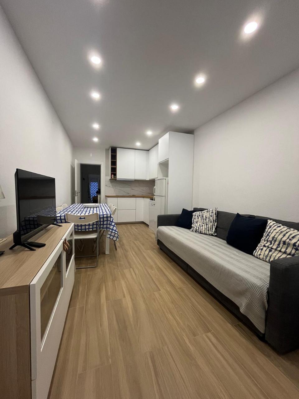 Apartamento T2 com 2 WCs , Varanda. TV e Internet. Centro de Monte Gordo