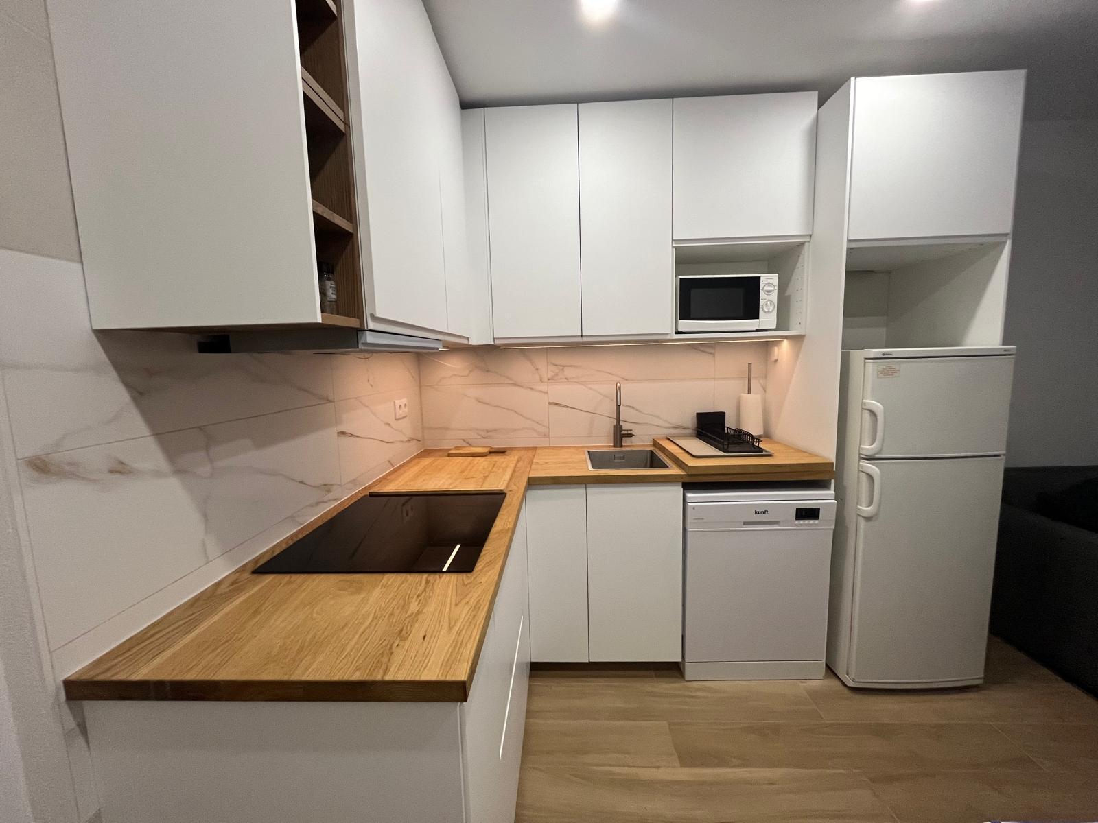 Apartamento T2 com 2 WCs , Varanda. TV e Internet. Centro de Monte Gordo
