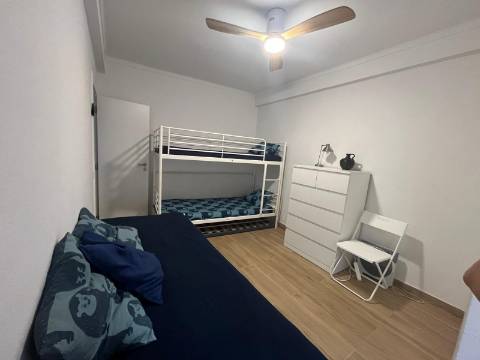 Apartamento T2 com 2 WCs , Varanda. TV e Internet. Centro de Monte Gordo