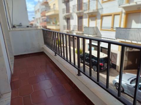 Apartamento T2 com 2 WCs , Varanda. TV e Internet. Centro de Monte Gordo