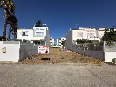 Lote de terreno com 204 m2, com projeto, para construção moradia.
