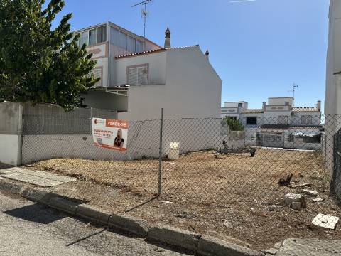 Lote de terreno com 204 m2, com projeto, para construção moradia.
