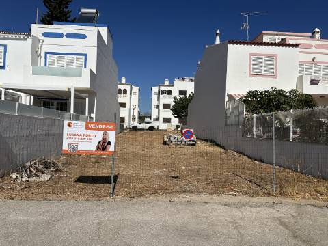 Lote de terreno com 204 m2, com projeto, para construção moradia.
